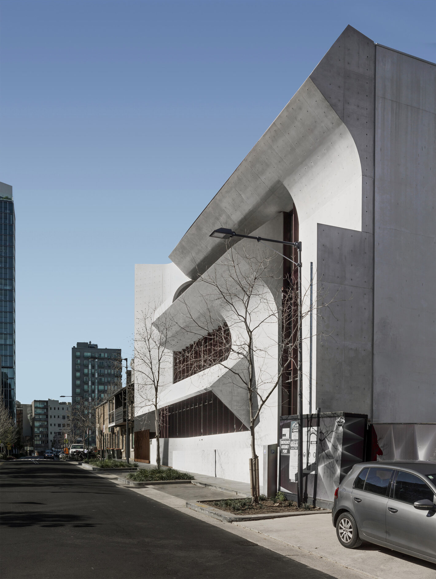 Sculpted concrete façade of Indigo Slam residence in Chippendale, Sydney, featuring geometric folds and curves, designed by Smart Design Studio.