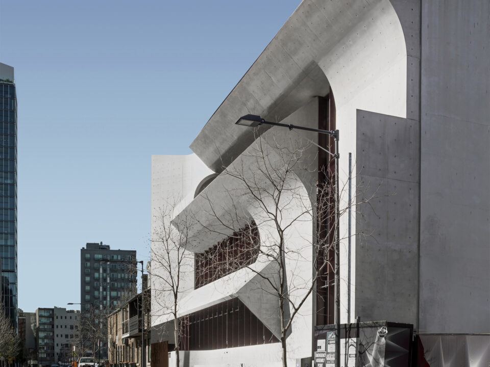 Sculpted concrete façade of Indigo Slam residence in Chippendale, Sydney, featuring geometric folds and curves, designed by Smart Design Studio.