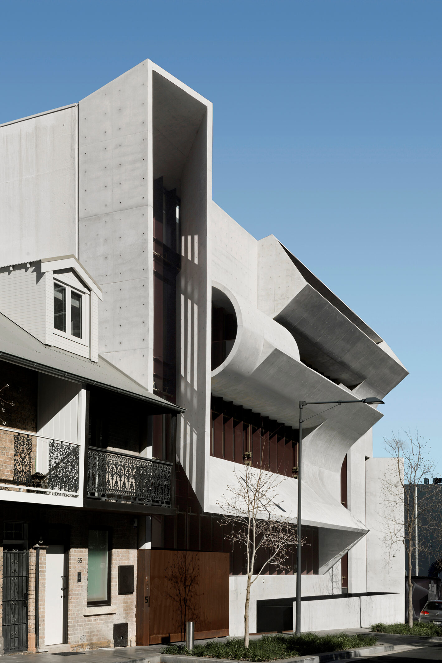 Sculpted concrete façade of Indigo Slam residence in Chippendale, Sydney, featuring geometric folds and curves, designed by Smart Design Studio.