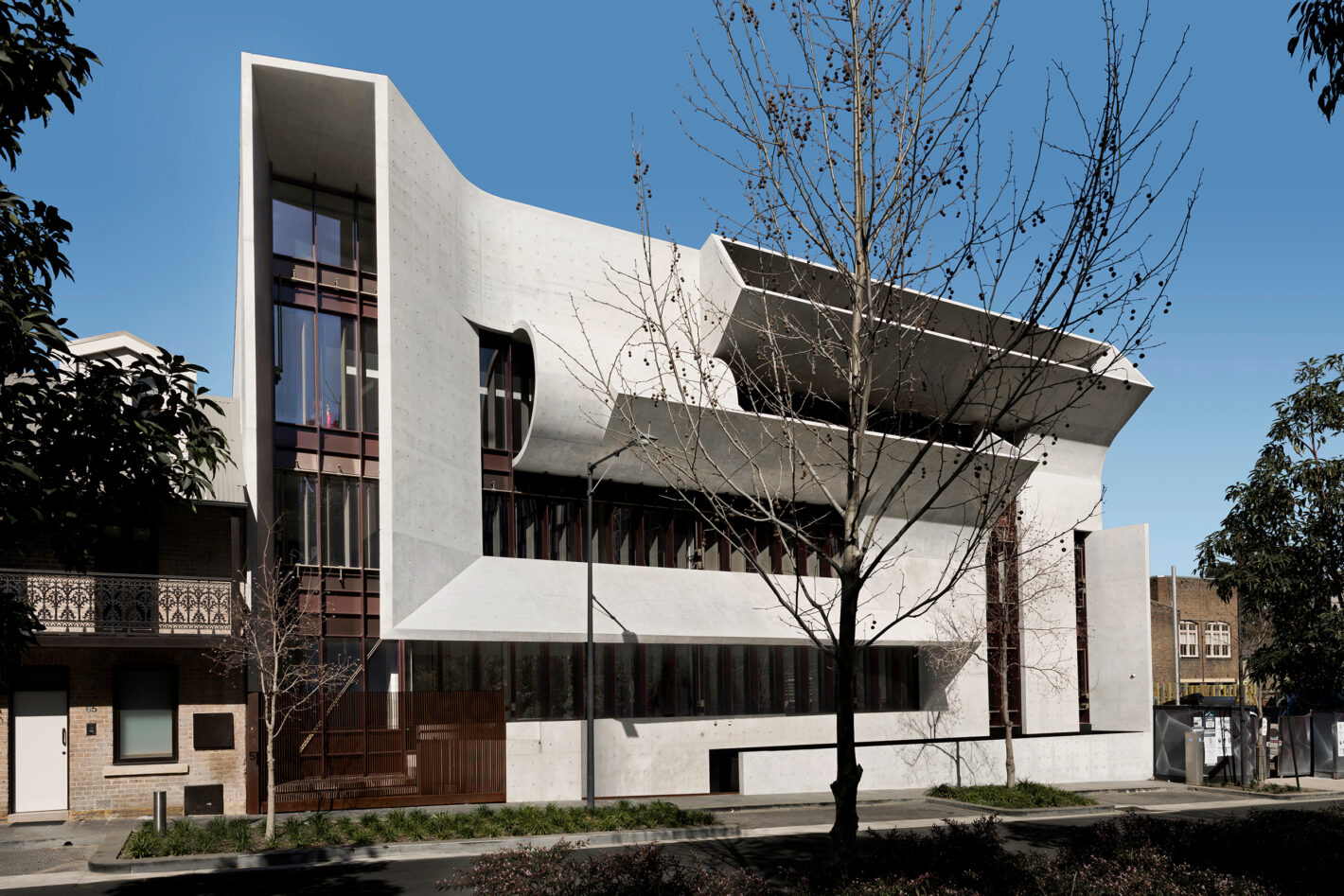 Sculpted concrete façade of Indigo Slam residence in Chippendale, Sydney, featuring geometric folds and curves, designed by Smart Design Studio.