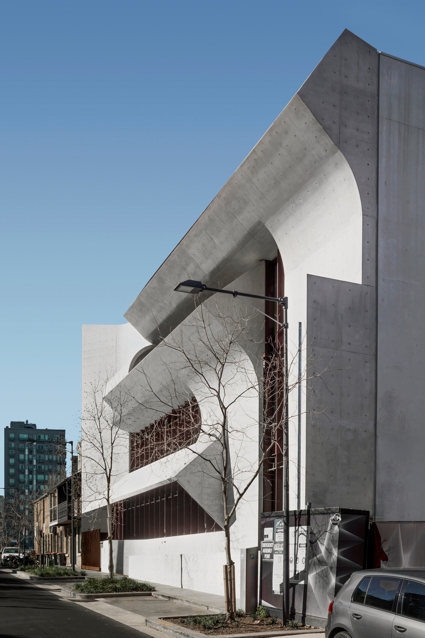 Sculpted concrete façade of Indigo Slam residence in Chippendale, Sydney, featuring geometric folds and curves, designed by Smart Design Studio.