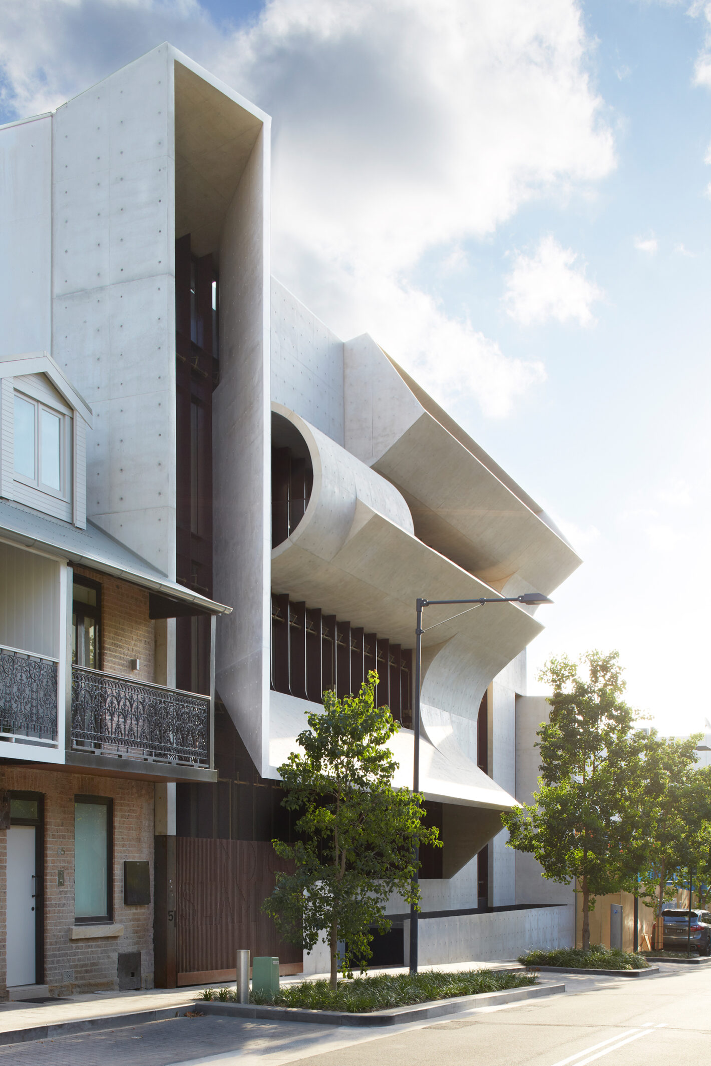 Sculpted concrete façade of Indigo Slam residence in Chippendale, Sydney, featuring geometric folds and curves, designed by Smart Design Studio.