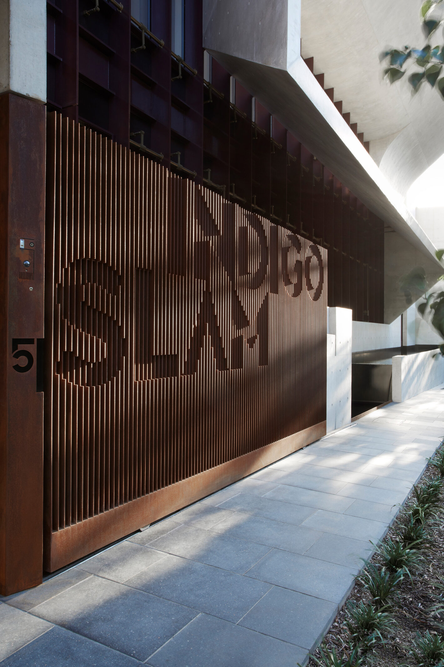 Sculpted concrete façade of Indigo Slam residence in Chippendale, Sydney, featuring geometric folds and curves, designed by Smart Design Studio.